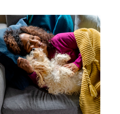 Gazdi a kutyájával összebújva