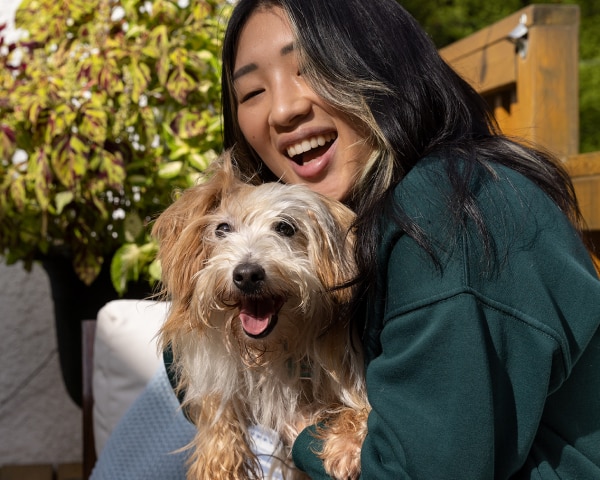 Kistestű kutya a gazdájával