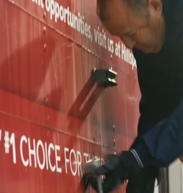 Egy férfi a Hill's Disaster Relief Network-nél dolgozik